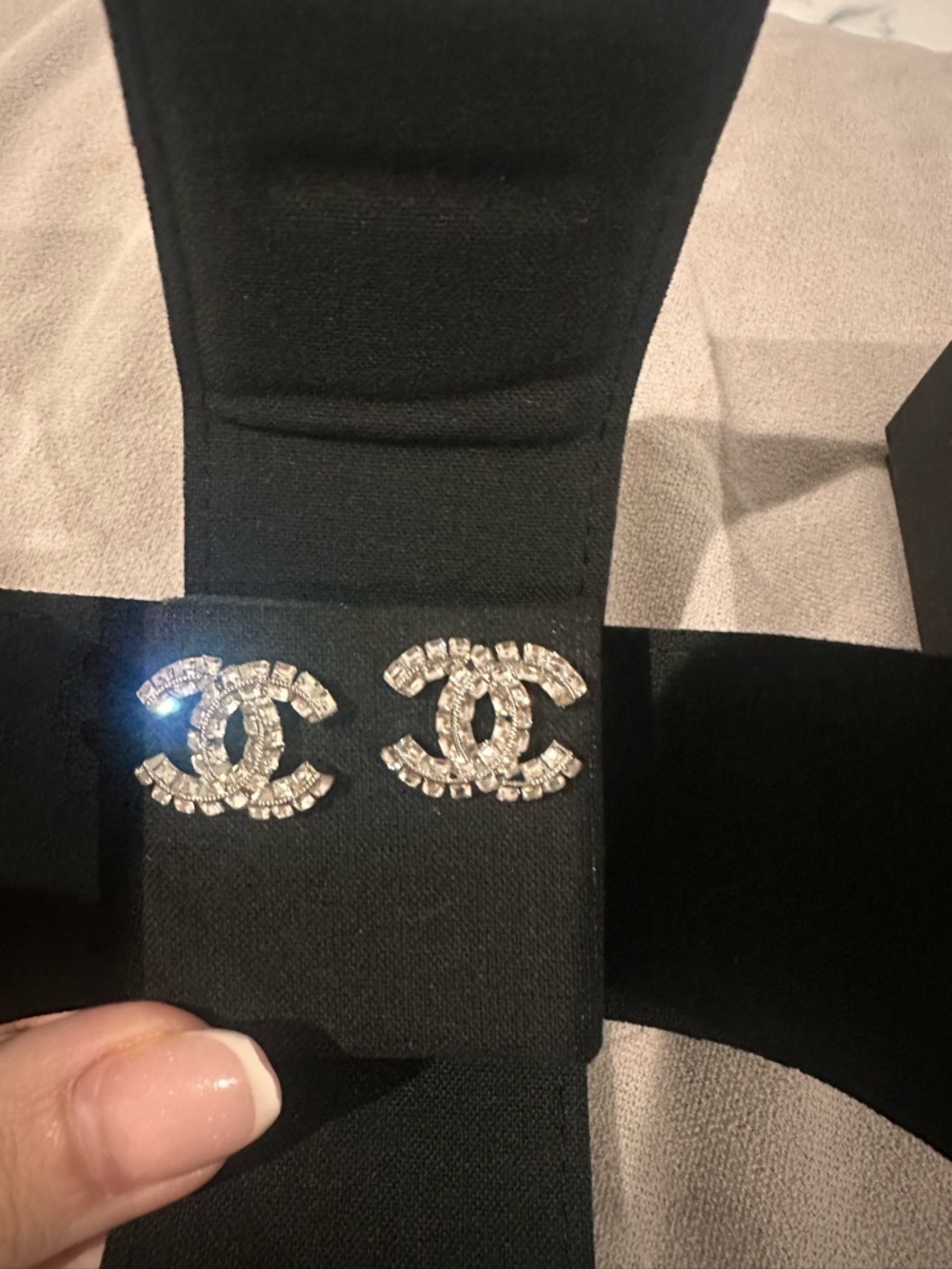 Chanel stud earrings - Picture 4 of 10